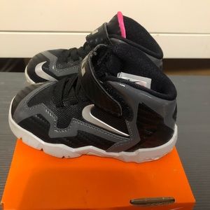 Nike sneakers boy or girl size 5c
